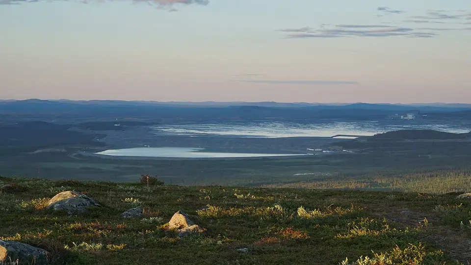 Midnattssol över landskapet sett från Dundret